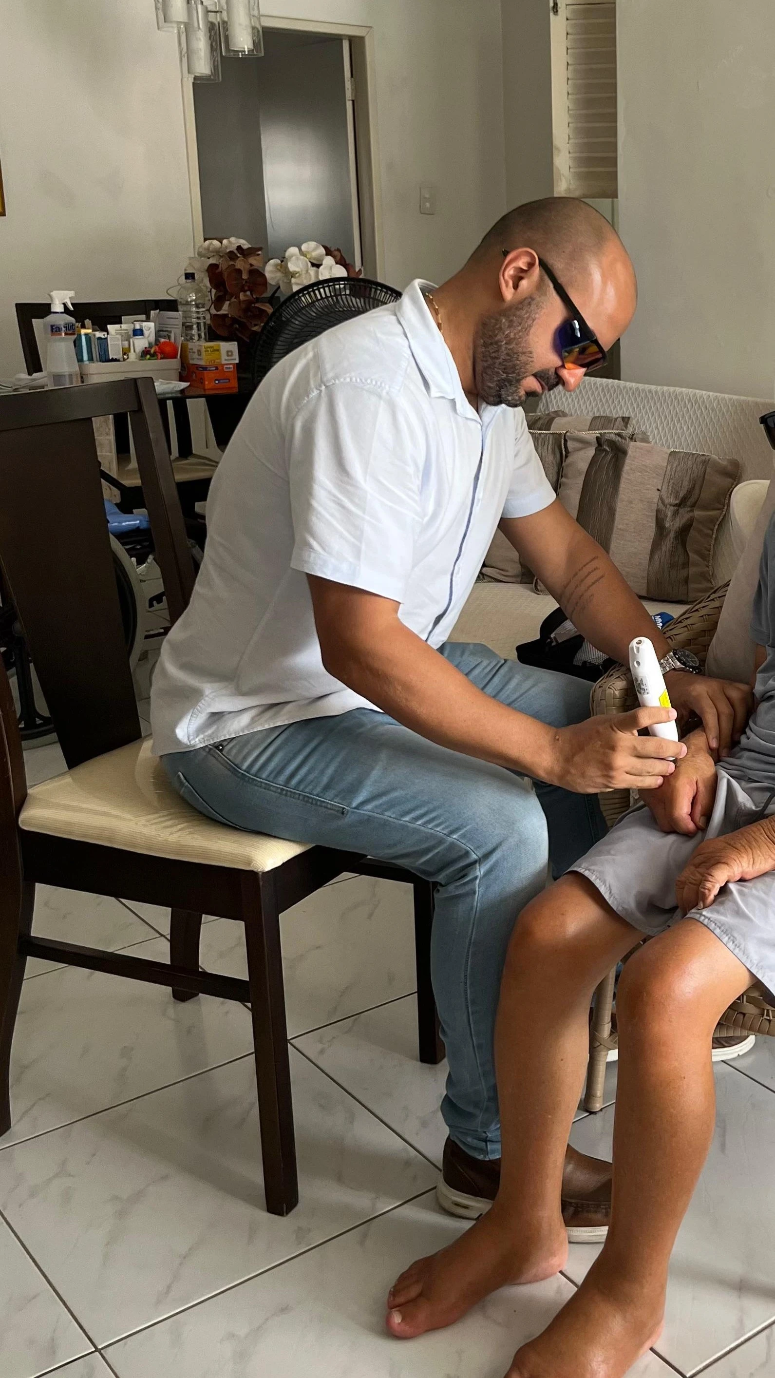 Paciente sendo atendido no conforto de casa por profissional da Saúde em Sua Casa