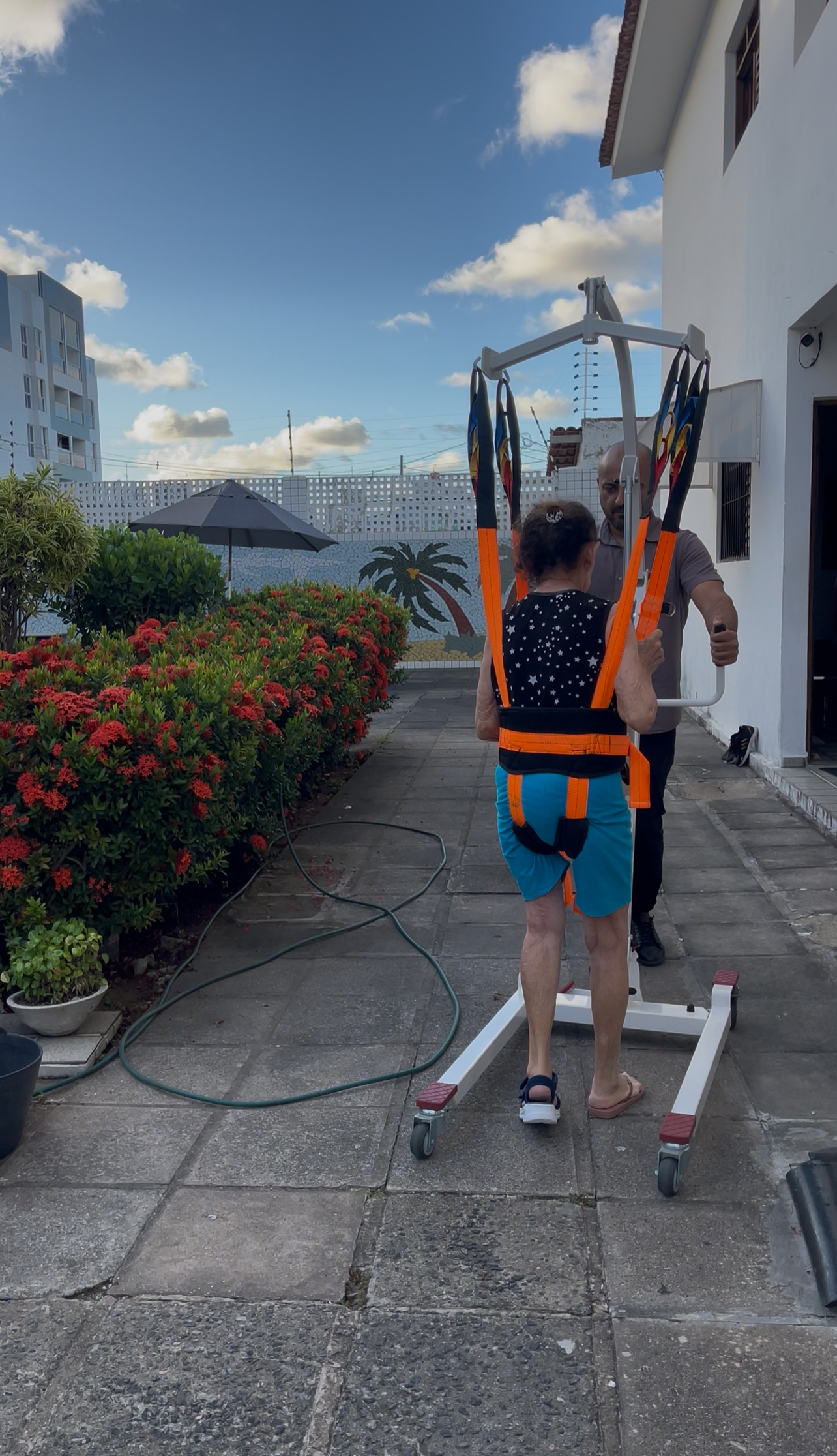 Sessão de fisioterapia domiciliar com foco na recuperação do paciente