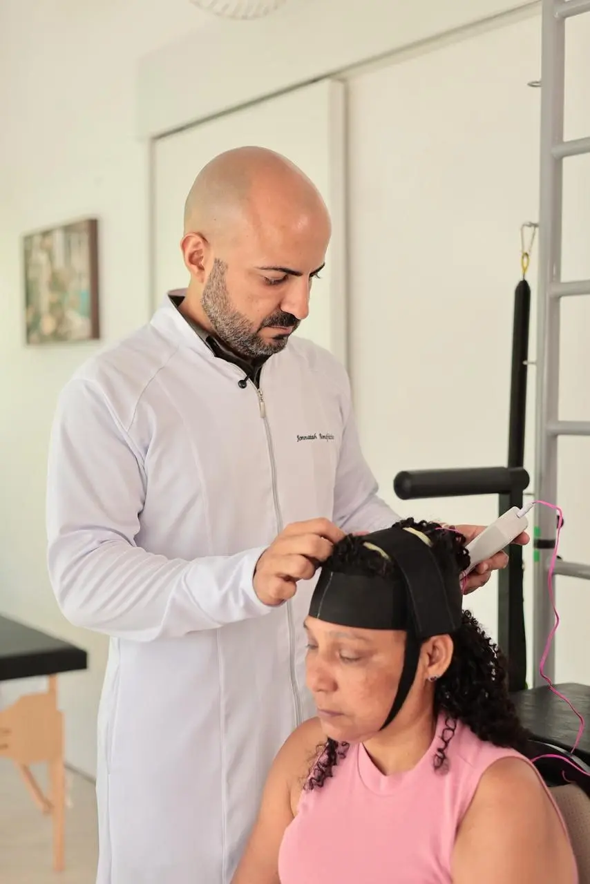 Aplicação de tDCS para estimulação transcraniana.